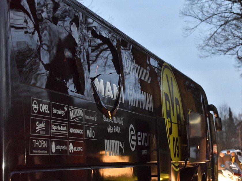 Piłkarze czekający na transport do hotelu.