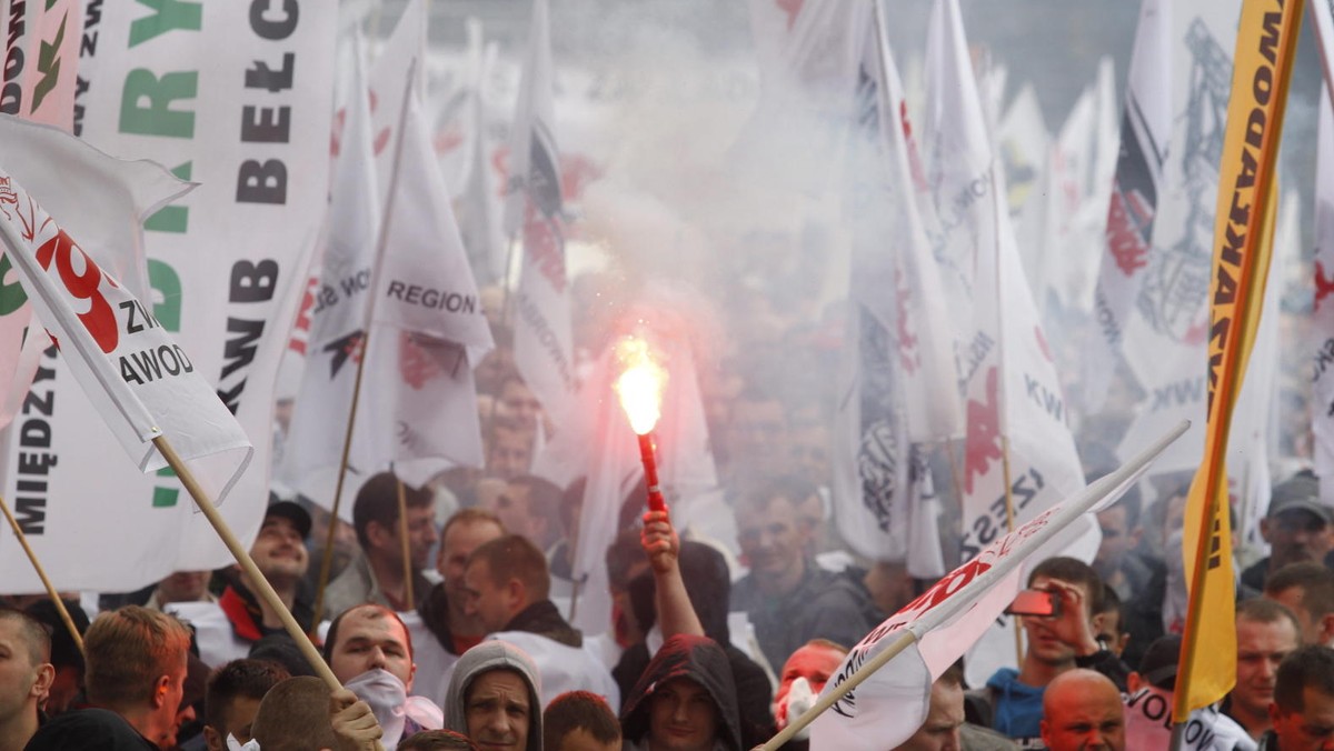 Demonstracja górniczych związków zawodowych, domagających od rządu planu ratunkowego dla branży rozpoczęła się we wtorek w Katowicach. Ich zdaniem sytuacja górnictwa jest dramatyczna, co grozi zamykaniem kopalń i likwidacją wielu miejsc pracy na Śląsku.