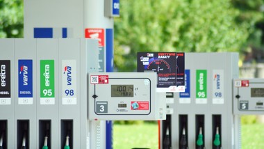 tegoroczne ferie pod znakiem niższych cen paliw. o ile potaniały benzyna, diesel i lpg?