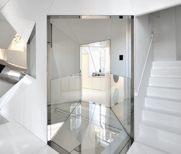 Cały penthouse zajmuje powierzchnię 650 metrów kwadratowych. Projekt apartamentu łączy w sobie zarówno matematyczną złożoność, jak i elementy dziecinnej figlarności. Znawcy architektury twierdzą, że dzieło Hotsona to architektura na miarę ery social media. Projekt Hotsona otrzymał nagrodę jury w tegorocznej edycji konkursu Architizer A+ w kategorii najlepsze wnętrze mieszkaniowe.  Na zdjęciu: SkyHouse - klatka schodowa, źródło: David Hotson_Architect