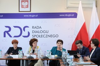 Podwyżki dla nauczycieli: Rząd i 'Solidarność' gotowi na podpisanie porozumienia. Nie ma zgody ZNP i FZZ