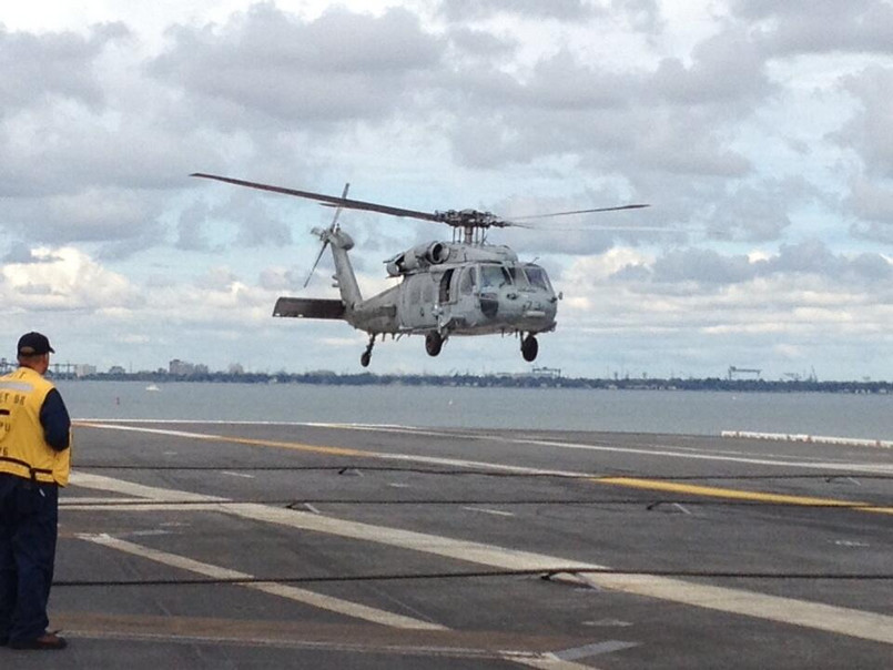 Prezydent Komorowski ląduje na lotniskowcu USS Theodore Roosevelt na pokładzie śmigłowca Black Hawk