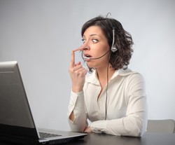 7 gestów, które zdradzają kłamcę. Poznaj je!