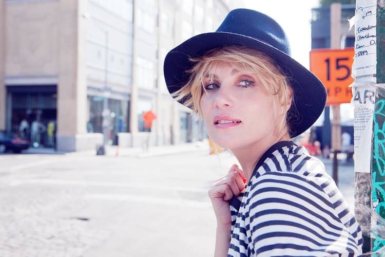 Emmanuelle Seigner na zdjęciach z sesji do noweg albumu 'Distant Lover'