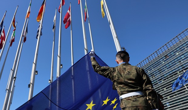 Vojnik diže zastavu EU ispred Evropskog parlamenta u Strazburu, tokom ceremonije obeležavanja Dana pobede