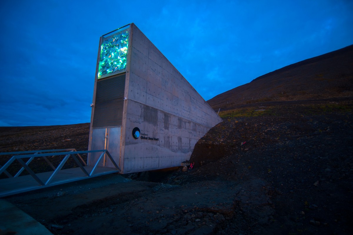 Wejście do Globalnego Banku Nasion, Svalbard, Norwegia. Autor zdjęcia: Riccardo Gangale, licencja CC BY-ND 4.0, źródło: https://www.flickr.com/photos/landbruks-_og_matdepartementet/sets/72157623004641656