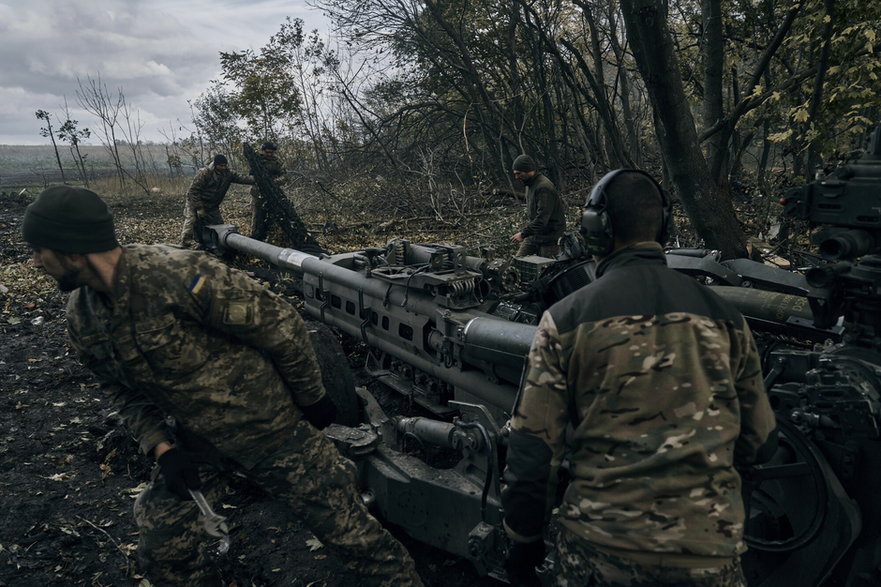 Ukraińscy żołnierze ostrzeliwują pozycje rosyjskie z dostarczonej przez USA haubicy M777 we wschodnim regionie Doniecka w Ukrainie. 23 października 2022 r.