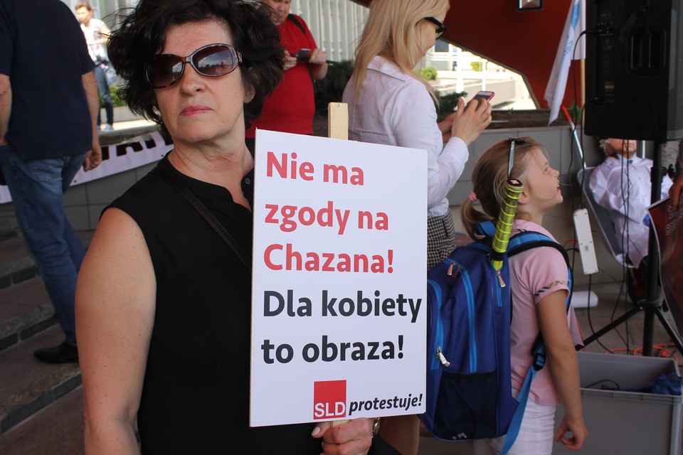 Manifestacje zwolenników i przeciwników prof. Chazana w Kielcach