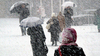 Újra támad a tél: hóesés, csúszós utak az ország egész területén