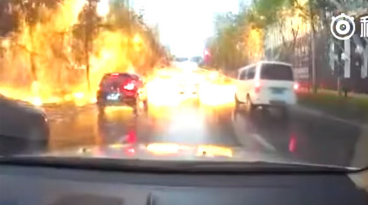 Tűzeső érte a sofőröket egy kínai úton / Fotó: YouTube