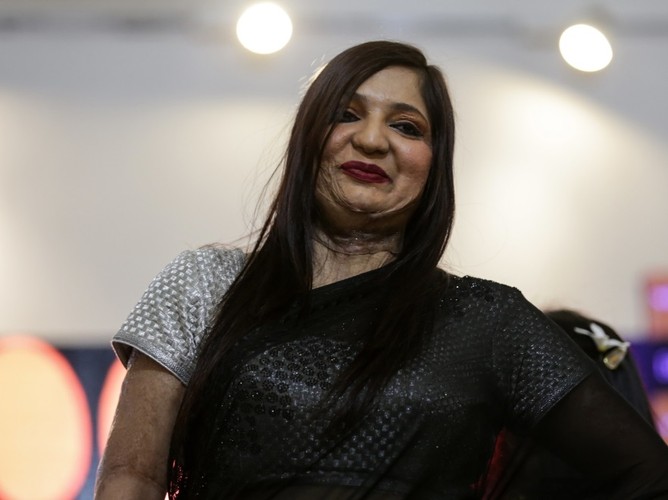 Ofiary ataków kwasem w roli modelek