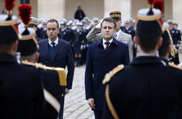 Prezydent Francji Emmanuel Macron i minister sił zbrojnych Sebastien Lecornu