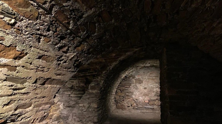 U mračnom podrumu Kraljevske kovnice novca ispitivao se kvalitet prvih talira | Foto: Eliot Stein