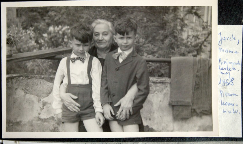 Bracia Lech i Jarosław z babcią. Zdjęcie z 1958 roku z albumu Jadwigi Kaczyńskiej