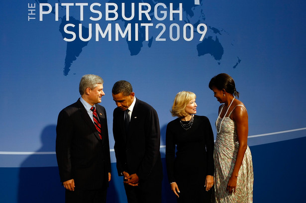 Prezydent USA Barack Obama i jego żona Michelle witają na szczycie G20 premiera Kanady Stephena Harpera z małżonką