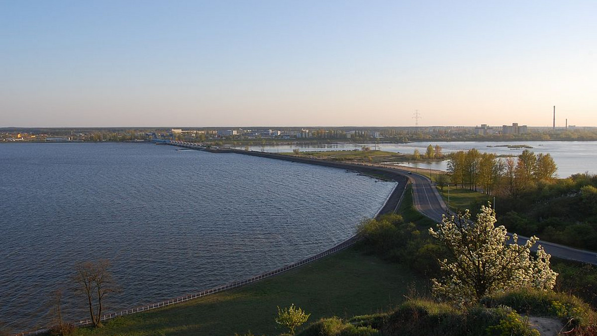 Zmagazynowane wody w Zbiorniku Włocławskim na Wiśle w czasie kulminacji fali wezbraniowej zapobiegło poważniejszym zalaniom terenów w miejscowościach poniżej zapory. Od piątku do zbiornika dopływa mniej wody i stan rzeki będzie się obniżał.