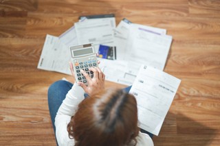 Co musi sprawdzić wójt przed umorzeniem zaległych rachunków za wodę pozostałych po zmarłym mieszkańcu?