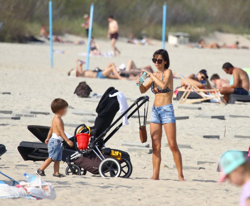 Kaczyńska w bikini cieszy się wrześniowym słońcem