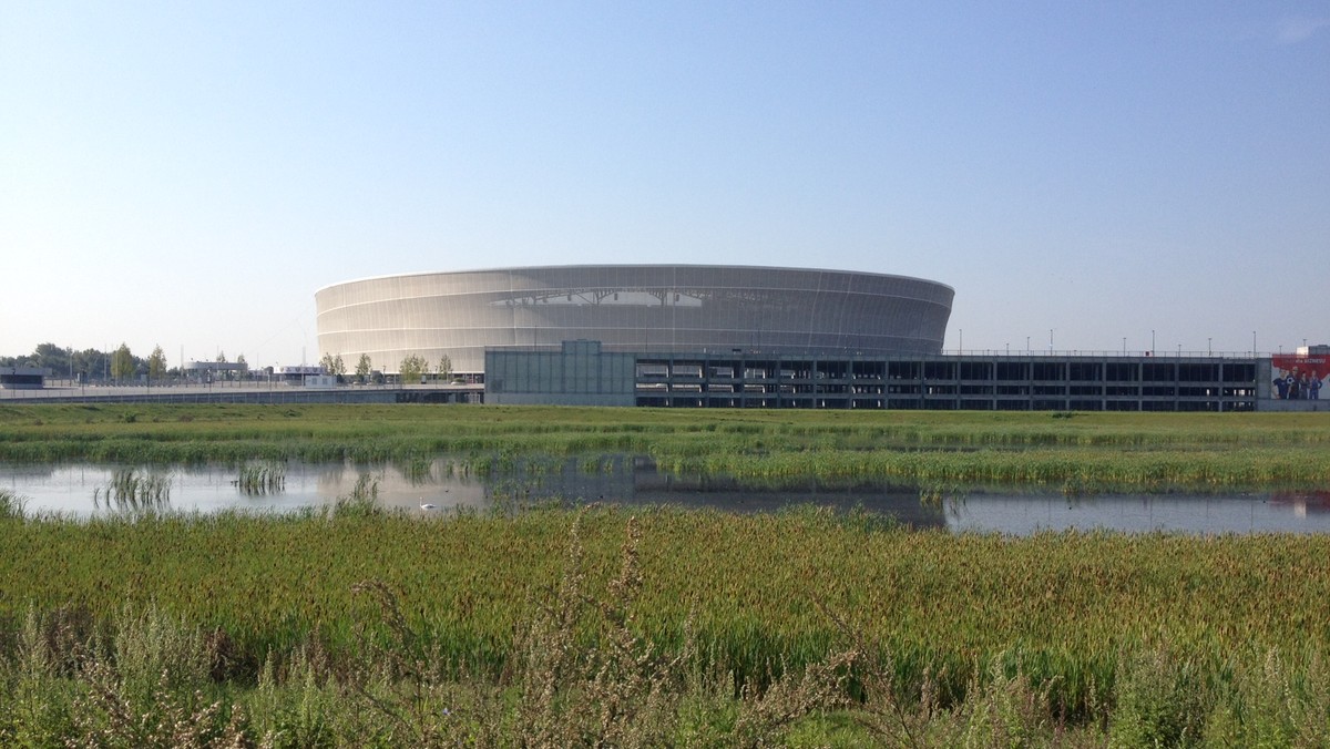 Decyzją starosty wołowskiego gmina Wrocław musi zwrócić rodzinie Krzywdów ponad 1,5 tys. mkw działki przy Stadionie Miejskim. Niegdyś na tym terenie miała powstać galeria handlowa piłkarskiego Śląska Wrocław. Z inwestycji nic jednak nie wyszło. Dziś to dziura w ziemi. Miasto już zapowiedziało, że najprawdopodobniej złoży w tej sprawie odwołanie.