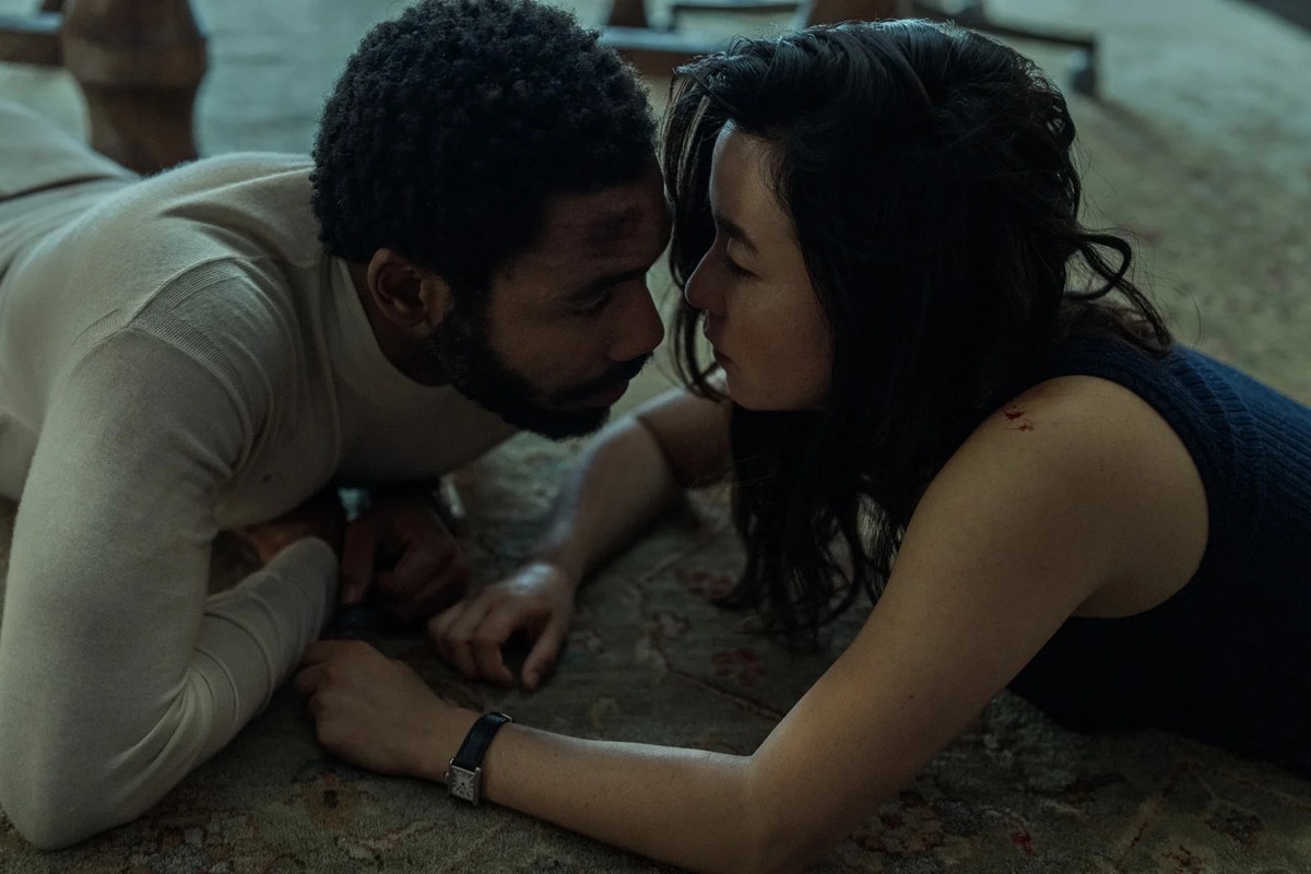 Donald Glover i Maya Erskine w serialu "Mr. & Mrs. Smith"