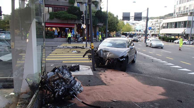 Oldalvást csapódott a kocsi az oszlopba, így repülhetett 3 métert a motor / Fotó: Kantonspolizei