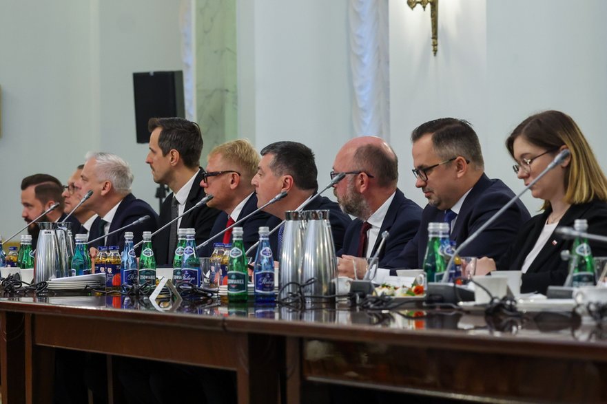 Uczestnicy Rady Gabinetowej. Pierwsi od prawej: posłanka Razem Paulina Matysiak i poseł PiS Marcin Horała (27.08.2025)