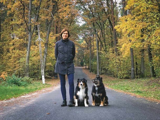 Dr hab. Justyna Włodarczyk - kulturoznawczyni, badaczka animal studies, zajmuje się relacjami między człowiekiem a zwierzętami, a także ich miejscem w literaturze i kulturze.