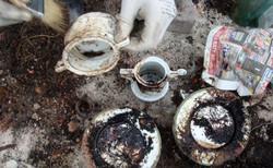 Tajemnicza piwniczka odkopana obok Sejmu. Odkryto w niej przedwojenne skarby [ZOBACZ ZDJĘCIA]