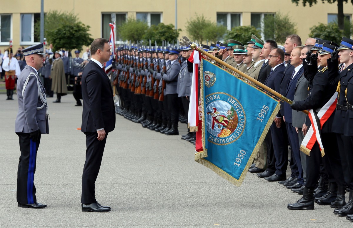 Prezydent Andrzej Duda i komendant główny policji nadinspektor Jarosław Szymczyk w Centrum Szkolenia Policji w Legionowie.