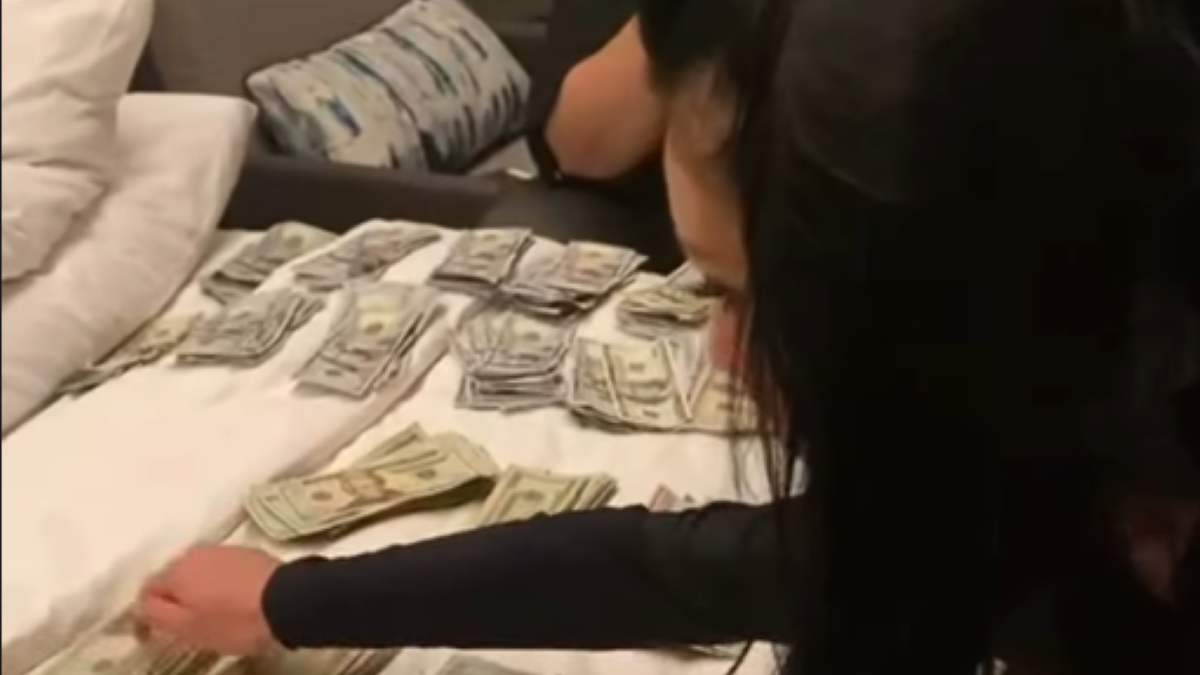 (VIDEO) KREVET PREKRIVEN PARAMA Naša pevačica za noć uzela brdo novca, pa zabrinula: 