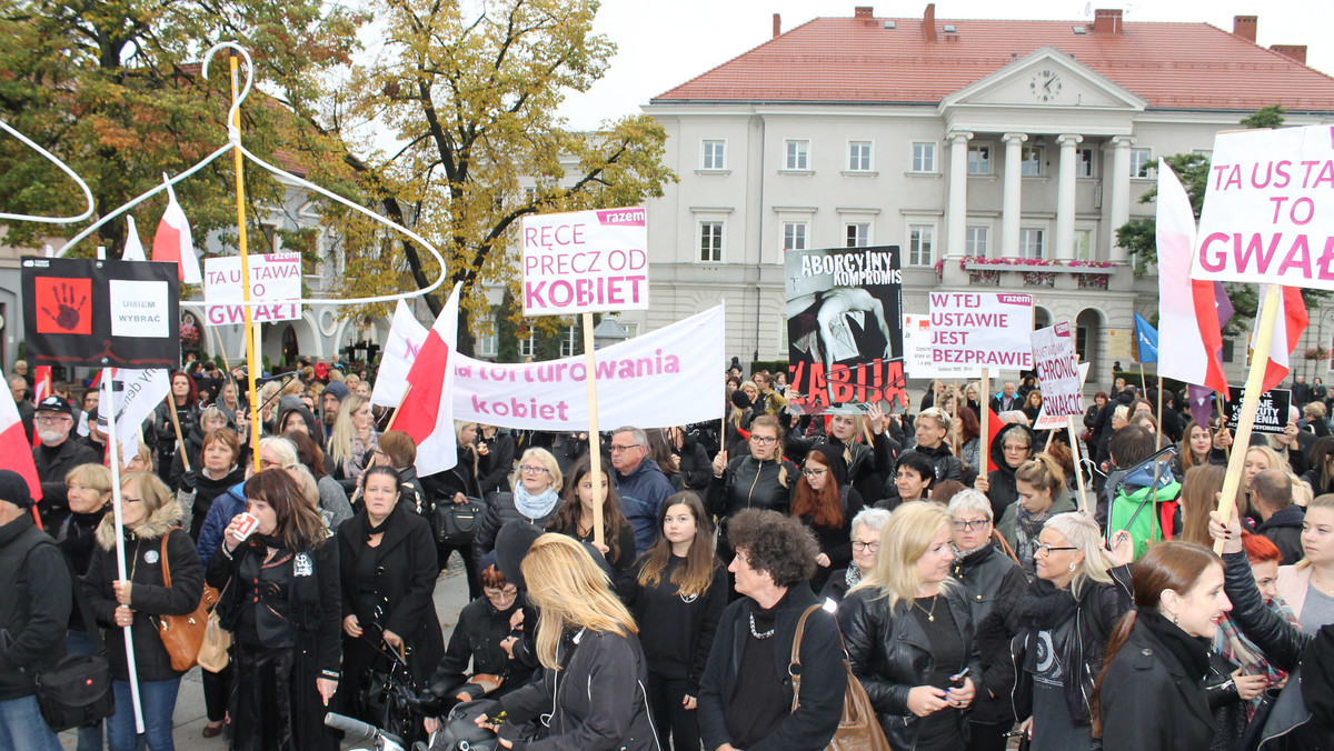 W środę, w Dniu Kobiet, podobnie jak w wielu polskich miastach, także w Kielcach dojdzie do kolejnej demonstracji pań. Głośny protest na Rynku rozpocznie się o godzinie 16.30. – Widzimy zagrożenie ze strony władzy. Co prawda po ostatnich protestach rząd wycofał się z niektórych pomysłów, ale wciąż pojawiają się nowe – mówi Małgorzata Marenin, organizatorka kieleckiego protestu.