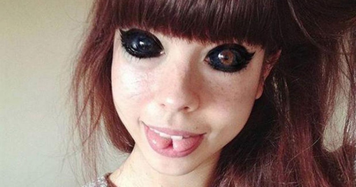 Люди с чёрными глазами без белков. Тома ослепла. Тату на глазном яблоке девушка. Девушка с черными глазами без зрачков. Окрашивание белков глаз.