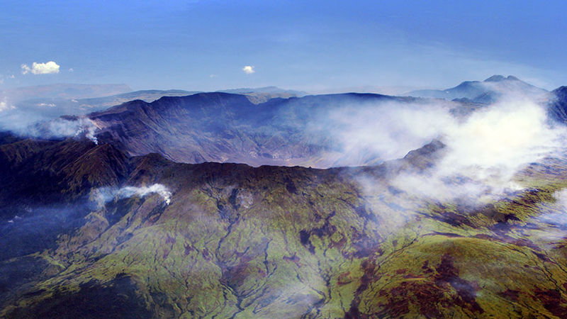 Kaldera w górze wulkanicznej Tambora ma średnicę 7 km. Foto: Jialiang Gao (licencja: CC BY-SA 3.0)
