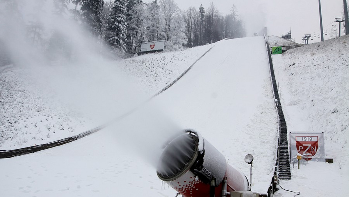 Jury Pucharu Kontynentalnego w skokach narciarskich w Wiśle podjęło decyzję o wprowadzeniu zmian do programu zawodów w związku z niekorzystnymi prognozami pogody, które zapowiadają silny wiatr. Sobotni konkurs rozpocznie się o trzy godziny wcześniej - o 11:00 zamiast o 14:00. Poprzedzi go seria próbna przeprowadzona o godzinie 10:00.