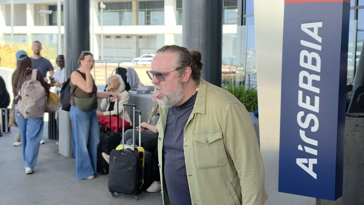 (VIDEO) ŽELJKO ŠAŠIĆ SE PLAZI NA AERODROMU Ljudi ga gledaju zgranuto: 