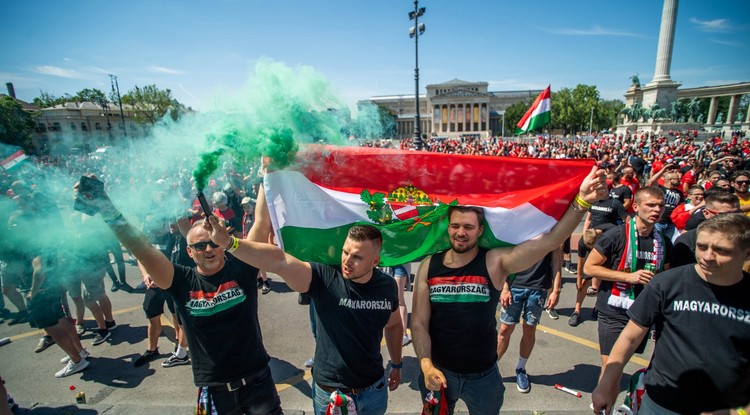 Magyar szurkolók a Hősök terén a Portugália elleni mérkőzés előtt