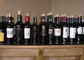 Znacznie mniej kosztował kolejny alkohol na liście: <b>Chateau Mouton Rothschild</b> rocznik 1945, wart zaledwie 47 tys. dolarów.