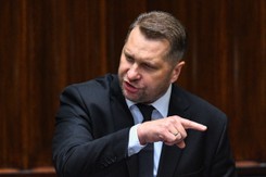 Czarnek żąda przeprosin od Nowackiej. W tle 'willa plus'