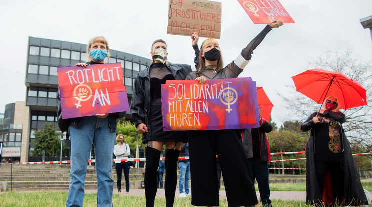 Prostituáltak tüntetnek a parlament előtt / Fotó: Northfoto