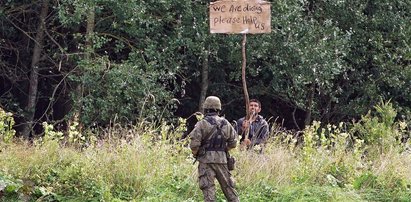 Chorzy uchodźcy na granicy. Karetki nie dopuściła Straż Graniczna. Relacja Faktu z Usnarza Górnego. "Umieramy, pomóżcie nam"