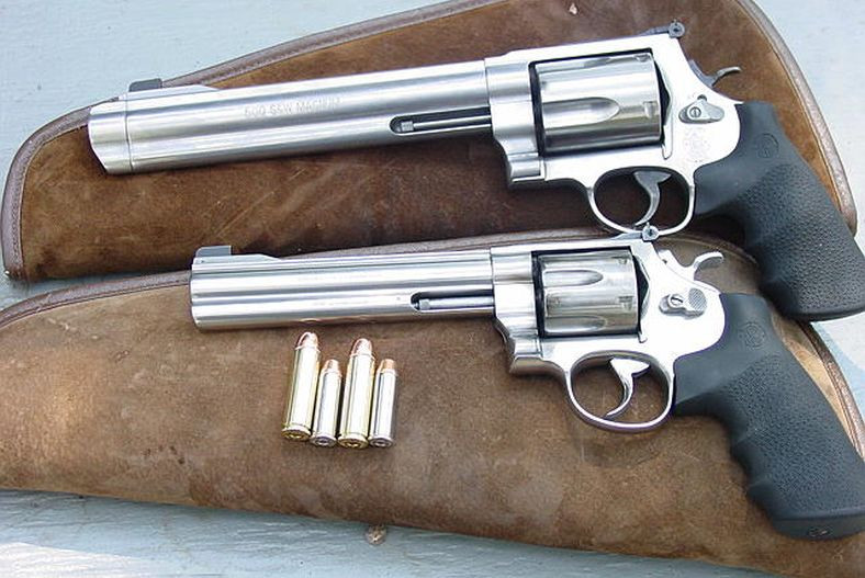 Smith & Wesson Model 500 na górze. Na dole wersja .44 Magnum, czyli Model 629