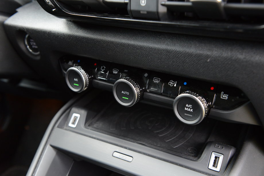 Citroen C4 ma automatyczną klimatyzację, którą na szczęście można sterować za pomocą tradycyjnych pokręteł i przycisków.