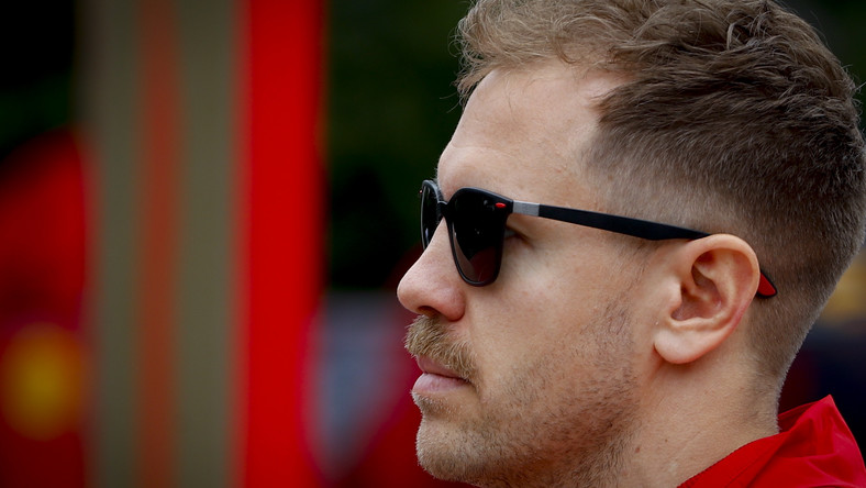 Były szef Formuły 1, Bernie Ecclestone uważa, że Sebastian Vettel ma blokadę mentalną, gdy walczy koło w koło z Lewisem Hamiltonem.