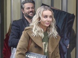 Rurki idą do lamusa! Agnieszka Woźniak-Starak w najmodniejszych jeansach sezonu. FOTO