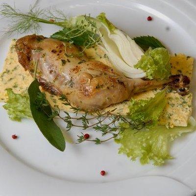 Tojásos csirkecombok salátán