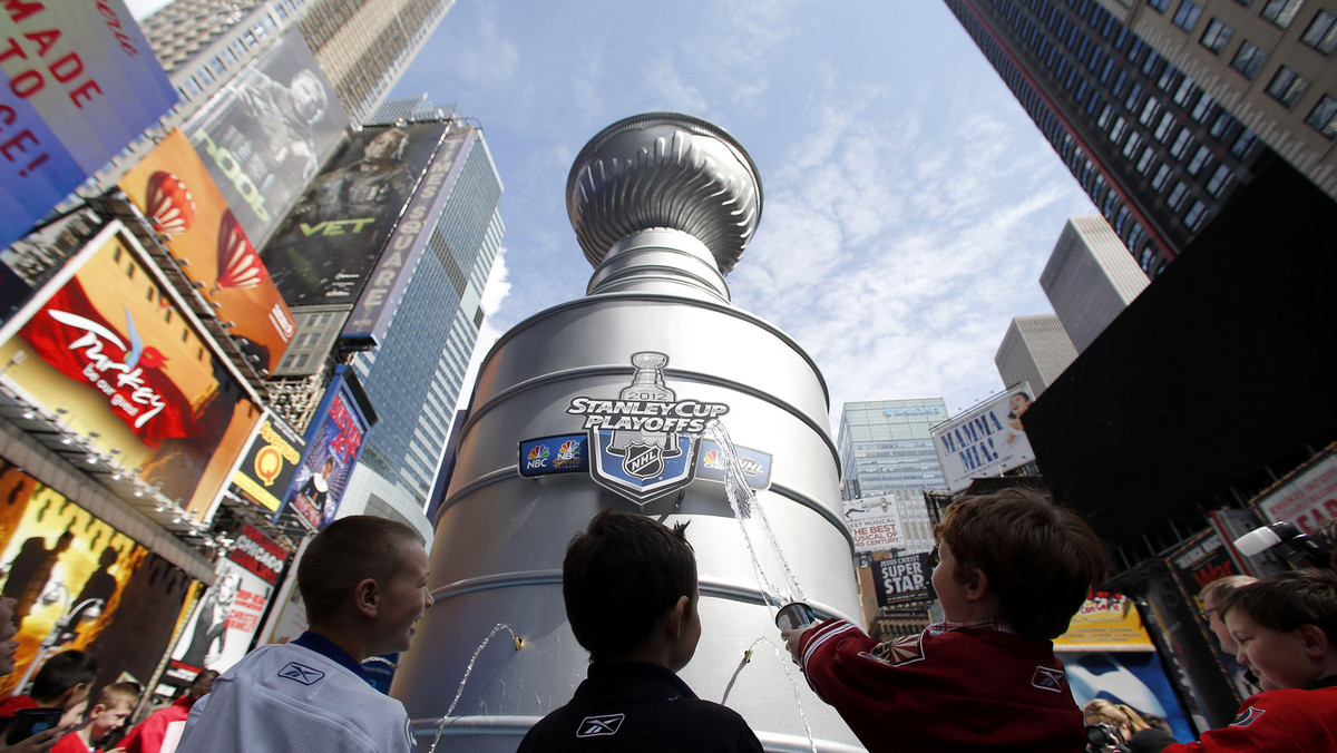 Kibice odwiedzający w tym tygodniu nowojorski Times Square mają wyjątkową okazję napić się wody z repliki Pucharu Stanleya, najcenniejszego trofeum w hokeju. Ustawiono ją na otwarcie rywalizacji play off w lidze NHL, w której stawką jest Srebrna Salatera.