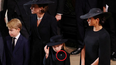 Księżniczka Charlotte założyła broszkę na pogrzeb Elżbiety II. Wymowny gest prawnuczki