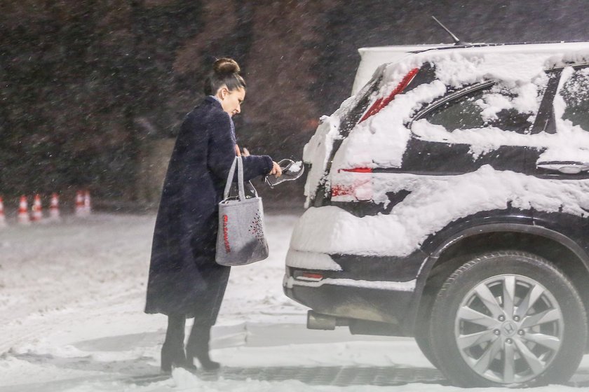 Beata Tadla odśnieża auto butem