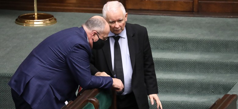 Jarosław Kaczyński przyłapany bez maseczki w Sejmie. Politycy oburzeni