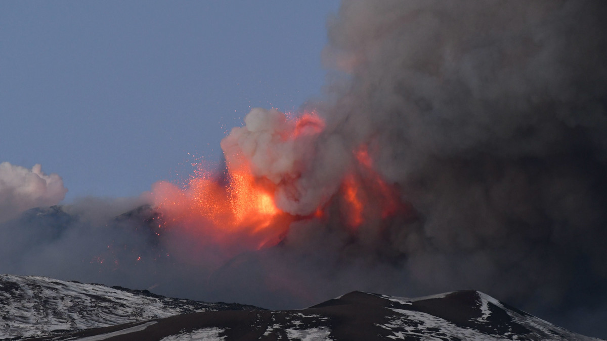 Widowiskowa erupcja Etny na Sycylii